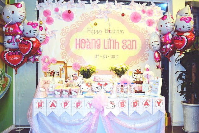 tổ chức sinh nhật cho bé cuonnroll trang trí sinh nhật cho bé