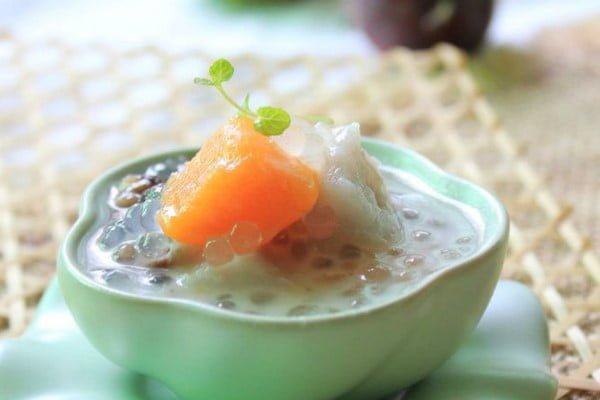 5. Chè: Chè với sự pha trộn của gạo nếp, các loại đậu, trái cây, thạch… là món tráng miệng phổ biến và được yêu thích nhất tại Việt Nam. Với hương vị thơm ngọt, mát lạnh, đây là thức giải kháct tuyệt ngon vào mùa hè, giúp du khácch và người dân địa phương “hạ nhiệt” trong tiết trời nắng nóng. Có nhiều loại chè với đủ các cách thưởng thức nóng, lạnh cho bạn lựa chọn. Những món chè đặc trưng mà bạn nên nếm thử là chè đậu đen, đậu xanh, hạt sen, chè ba màu, chè thập cẩm…