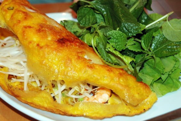 8. Bánh xèo: Chuyến viếng thăm Việt Nam của du khácch nước ngoài có thể sẽ thiếu sót nếu chưa được thưởng thức hương vị đặc trưng của món “bánh crepe” Việt kiểu miền Trung. Bánh xèo nơi đây là sự pha trộn hoàn hảo của lớp bột gạo vàng giòn quấn quanh rau tươi, tôm, giá đỗ, thịt, chấm kèm nước mắm đậu phộng ngon tuyệt.