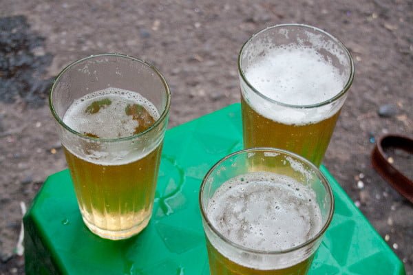 9. Bia hơi: Sau một ngày dài len lỏi trên những con đường đông đúc, một cốc bia hơi mát lạnh có lẽ là cách thức giải kháct hiệu quả, yêu thích của nhiều người Hà Nội. Bia hơi có thể không quá phổ biến, nhưng ở Việt Nam nói chung và Hà Nội nói riêng, thưởng thức bia là một nét văn hóa độc đáo.