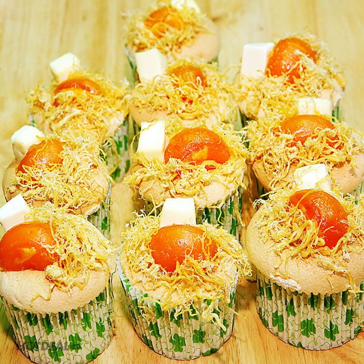 Bánh bông lan trứng muối - món ăn vặt chưa bao giờ hết hot