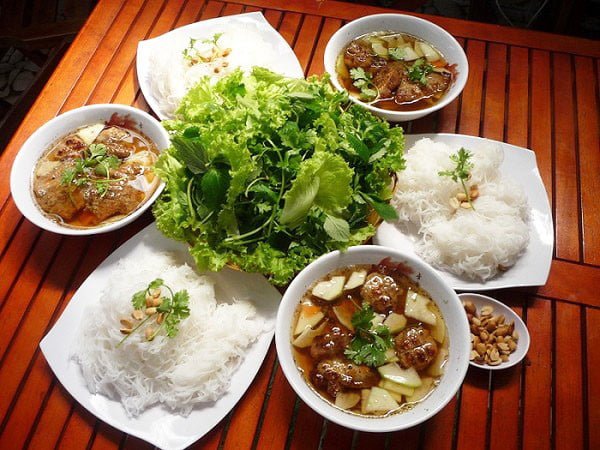3. Bún chả: Bún chả là sự kết hợp đầy tinh tế của những lọn bún trắng, những viên chả chiên vàng ruộm, thơm lừng, nước mắm, rau sống ăn kèm và thậm chí cả ly trà đá mát lạnh. Không chỉ là món ăn tinh túy Việt, bún chả còn là niềm tự hào của ẩm thực Hà Nội, vì thế mà đến đây bạn sẽ dễ dàng thưởng thức hương vị tuyệt ngon này ở bất cứ nơi đâu trong khi dạo quanh khu trung tâm thành phố. Thật thú vị khi sau khi chọn được một quán ven đường, bạn ngồi ghế đẩu, chờ bưng trên tay khay bún chả nóng và thích thú thưởng thức hương vị tuyệt ngon của món ăn.