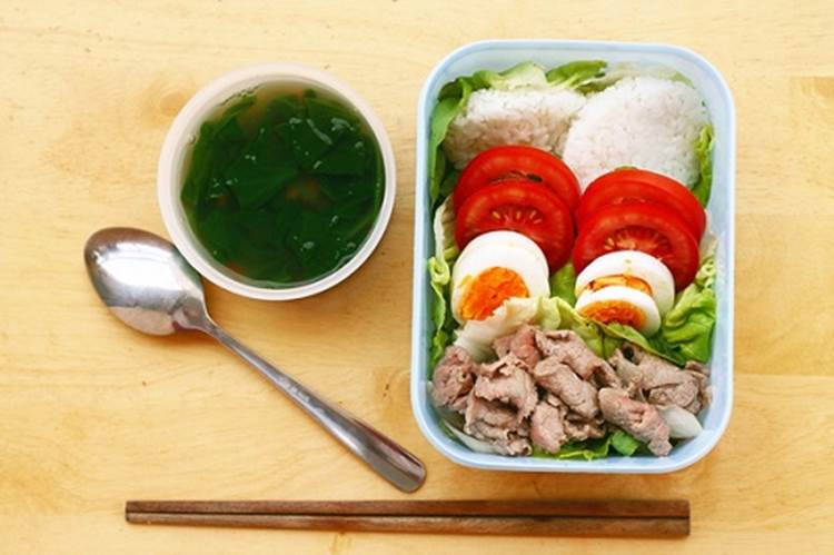 Cách làm cơm trưa văn phòng nhanh gọn, đủ chất
