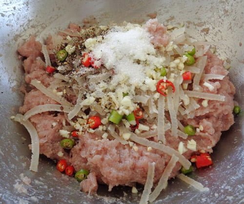 Hướng dẫn cách làm nem chua tại nhà ngon mà đơn giản