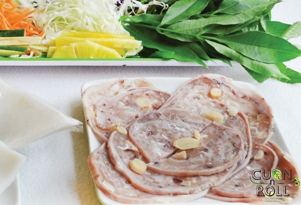 Cuốn dạ dày lạ miệng và dễ ăn không chỉ khiến cho người lớn thích thú mà ngay cá các bé cũng khác “ưng” món ăn mới này.