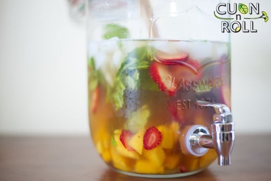 thêm chanh và mật ong vào rồi để nguôi