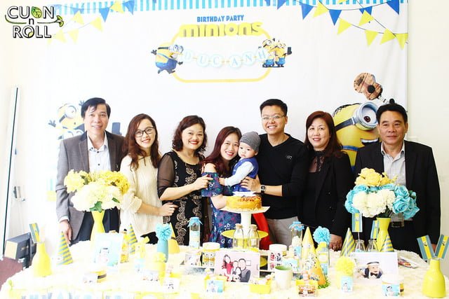gia đình tin tưởng sử dụng dịch vụ tổ chức sinh nhật cho bé tại Cuốn N Roll