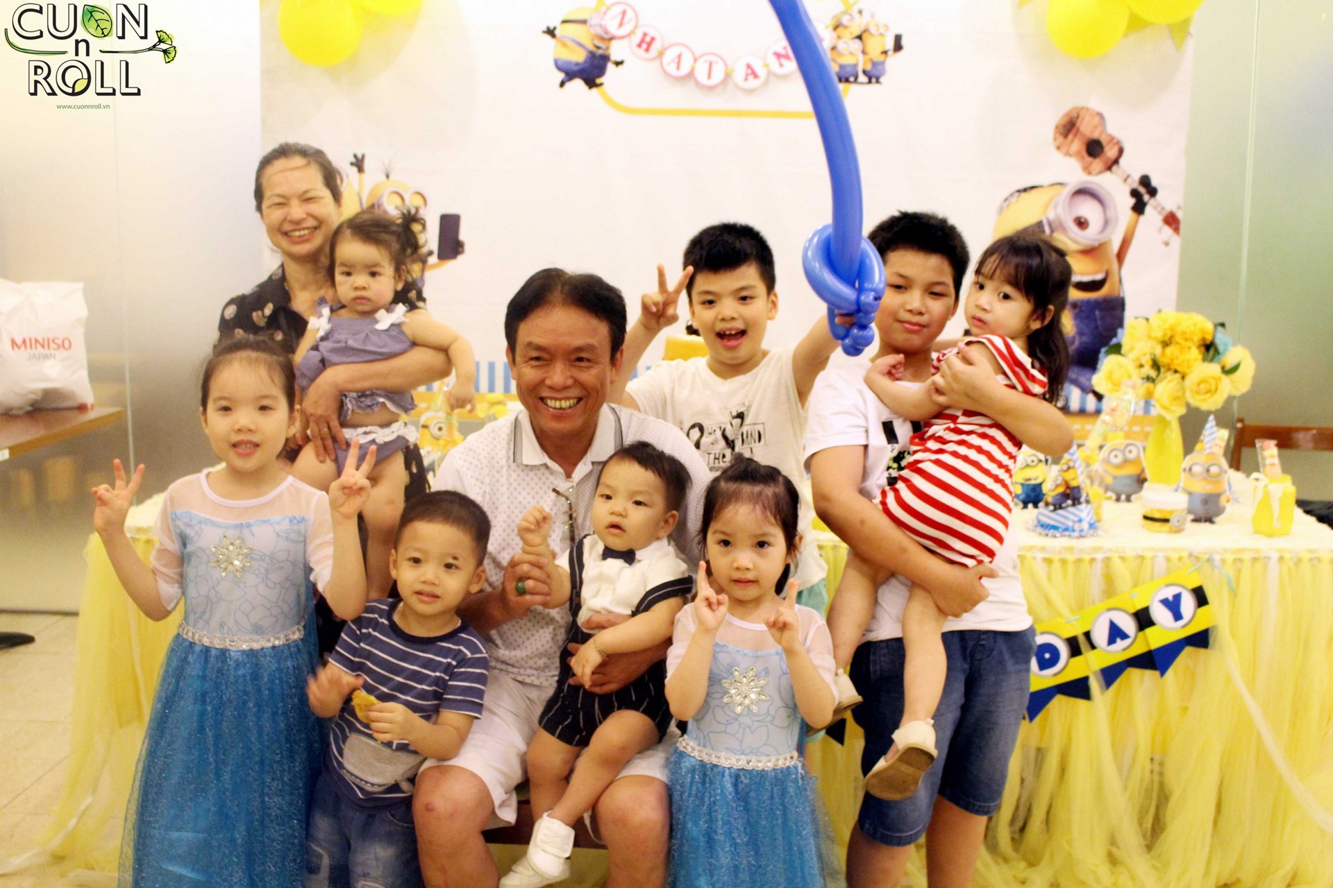 Bữa tiệc sinh nhật của bạn Yến Chi được tổ chức tại lớp học 34 tuổi C1  trường Mầm non Đa Mai