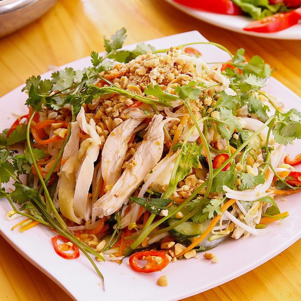 Trổ tài nấu tiệc tại nhà cho 10 người: Nộm gà xé phay