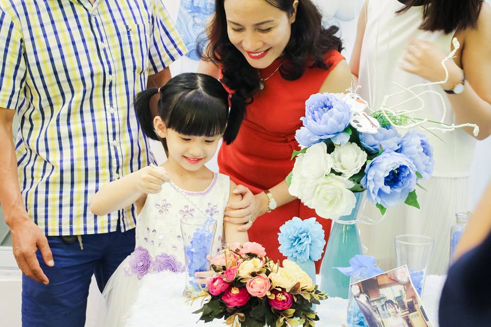 Bé Song Hà vô cùng yêu thích chủ đề sinh nhật mà gia đình và Cuốn chuẩn bị cho mình