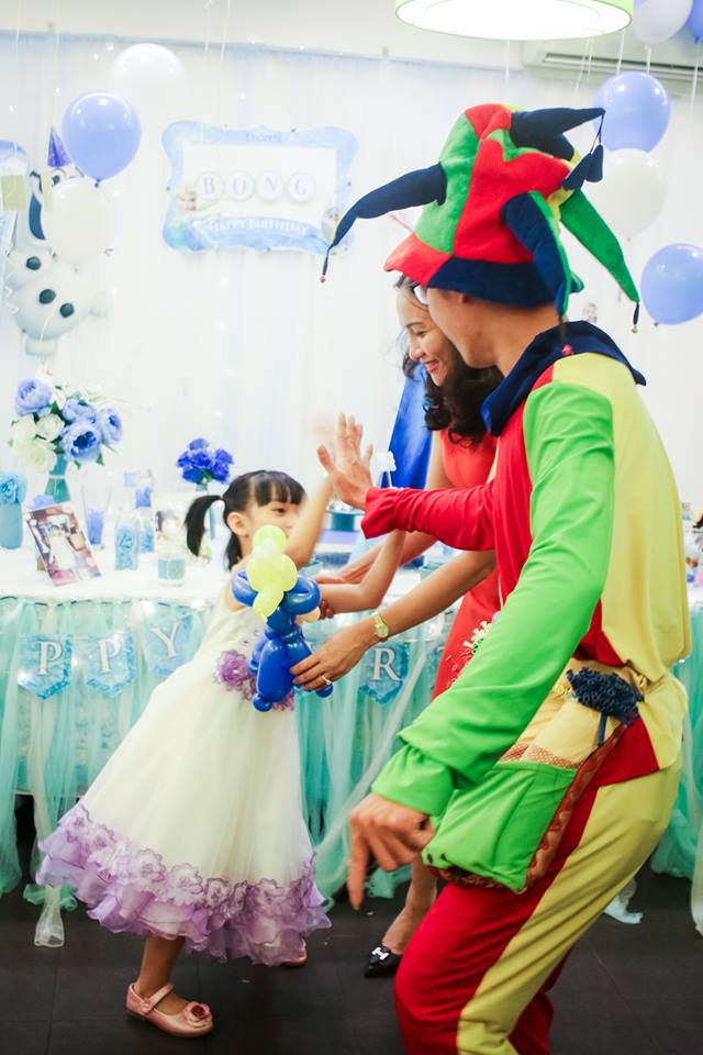 Sự xuất hiện của chú hề làm bữa tiệc thêm náo nhiệt