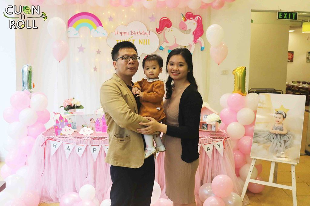 trang trí tiệc thôi nôi bé gái