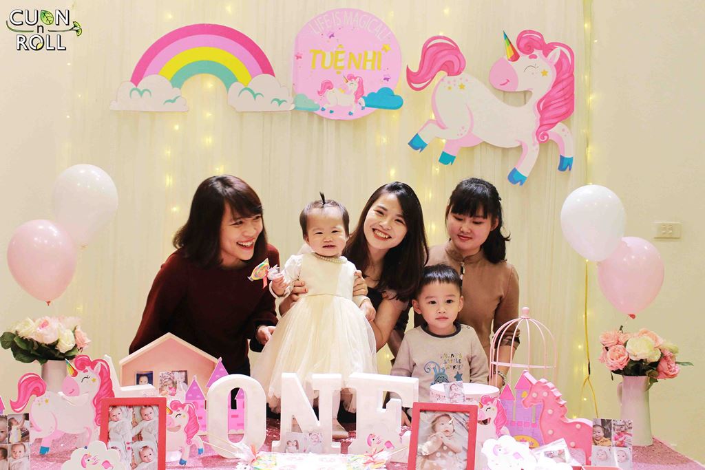 trang trí tiệc thôi nôi bé gái