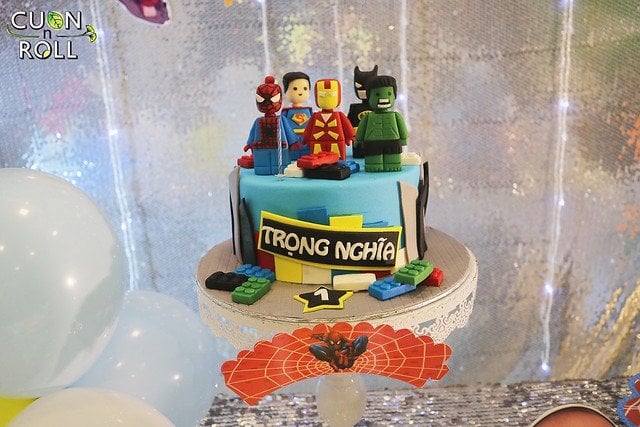 bánh sinh nhật siêu anh hùng cho bé trai
