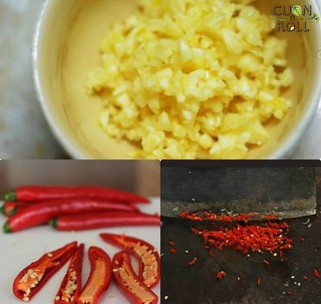 Tỏi và ớt đập, băm nhỏ