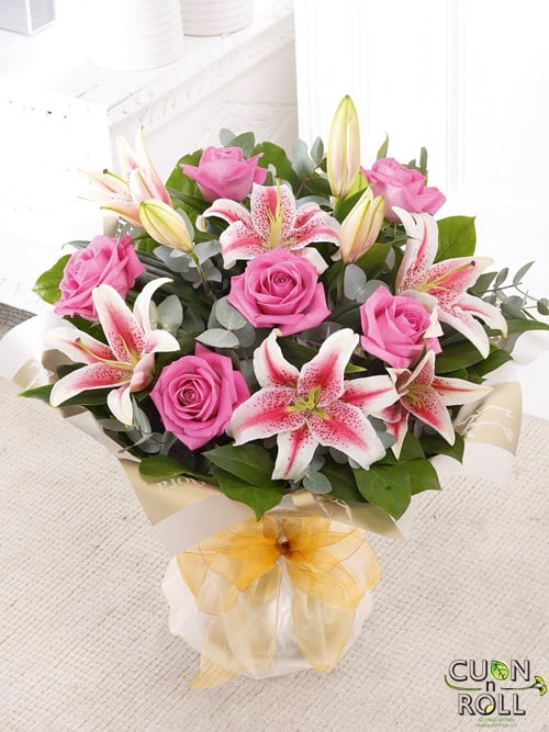 Sự kết hợp tuyệt vời của hoa hồng và hoa lily