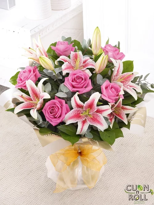 Sự kết hợp tuyệt vời của hoa hồng và hoa lily