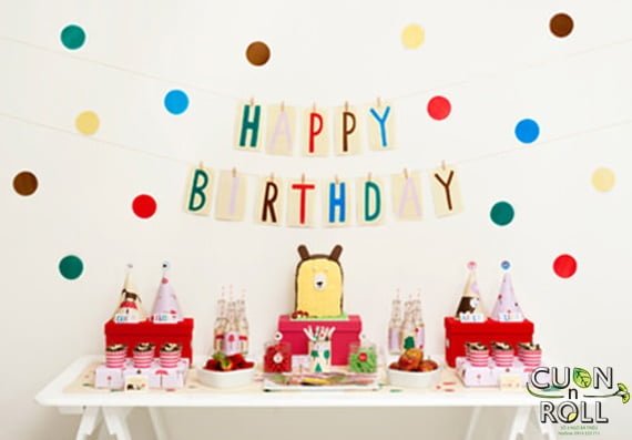 Cách trang trí đơn giản chỉ bới cupcakes, hoa quả, chai thủy tinh và những chiếc mũ sinh nhật