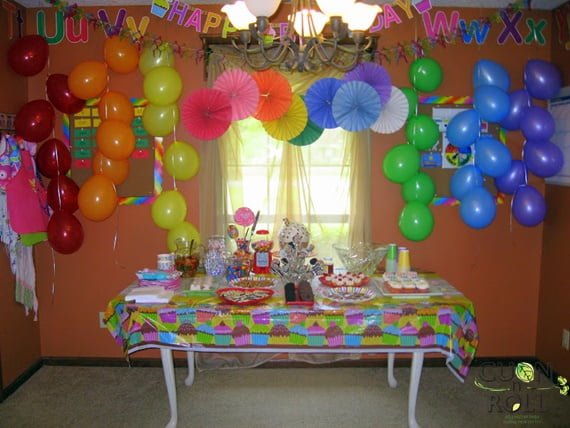 Bàn tiệc tại nhà được trang trí bằng thật nhiều bóng bay