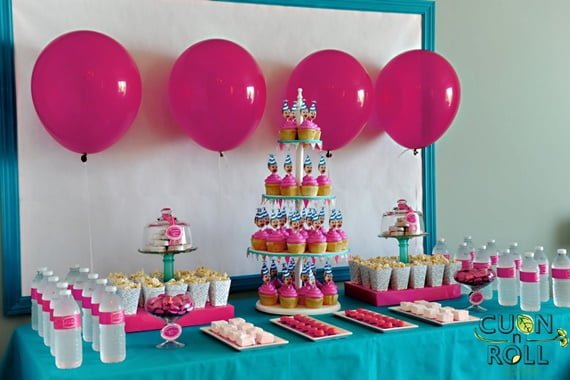 Một lần nữa bánh kẹo, cupcakes và đồ uống lại được sử dụng làm những món đồ trang trí