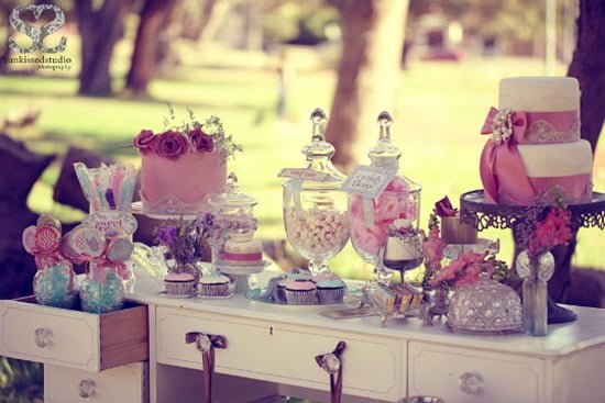 Bàn tiệc được trang trí khác cầu kỳ với những món đồ đậm chất vintage