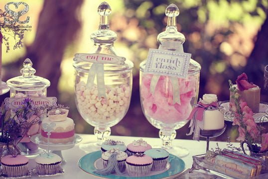 Những bông hoa khô hay những hũ kẹo cùng những chiếc cupcakes đẹp mắt tạo sự duyên dáng cho bàn tiệc