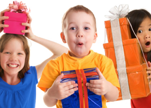 Chọn món quà có giá tiền phù hợp để tặng cho các bé